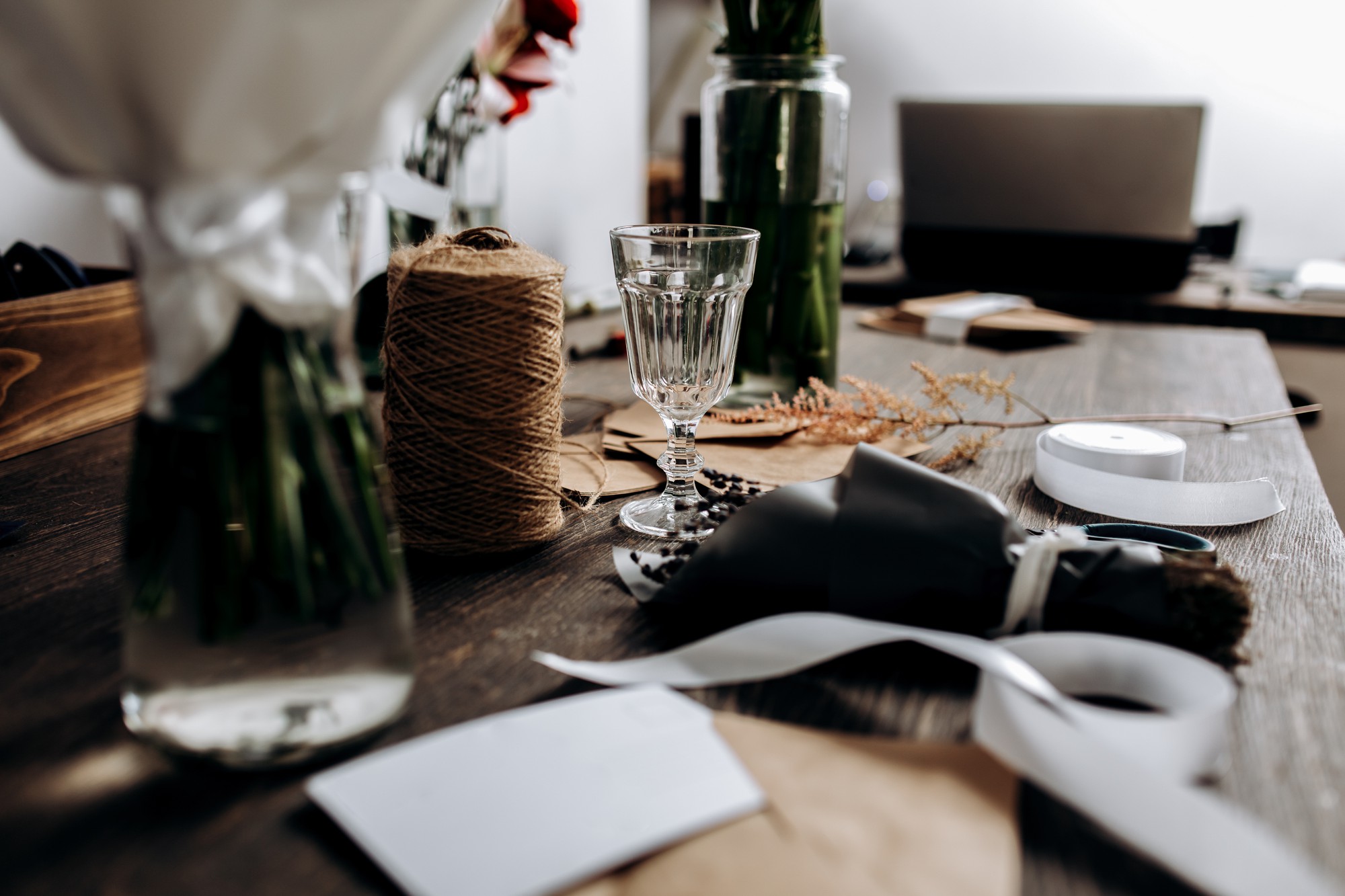 atelier workspace with threads and needles